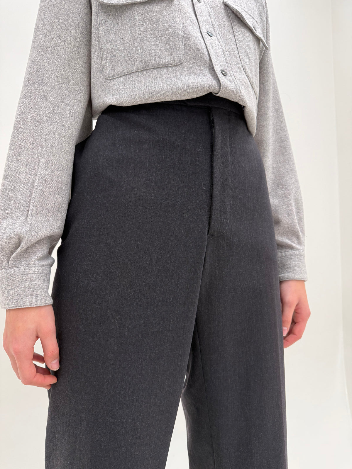 Pantaloni ultra luxury Giorgio Armani din lana extrafina cu talie generoasă