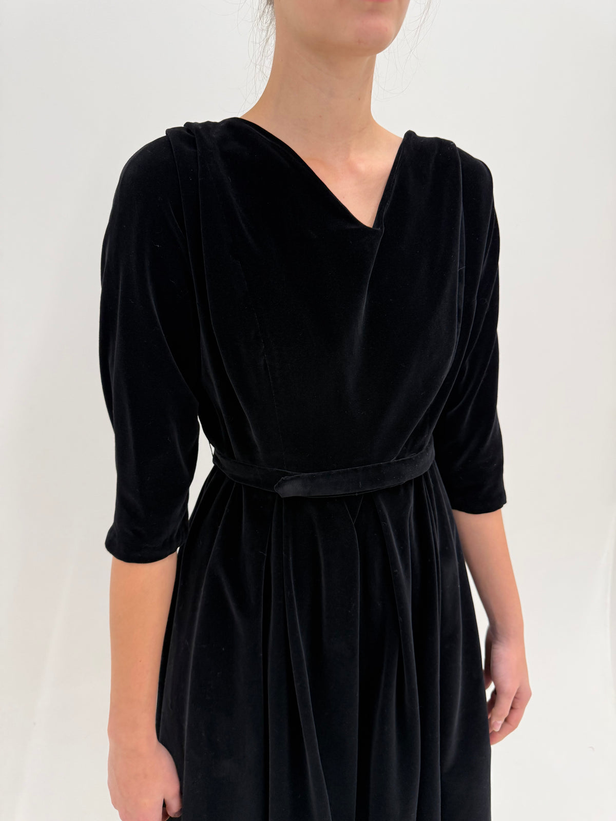 LBD old vintage anii 50 cu talie ultra marcată și fusta extrem de amplă din catifea excepțională