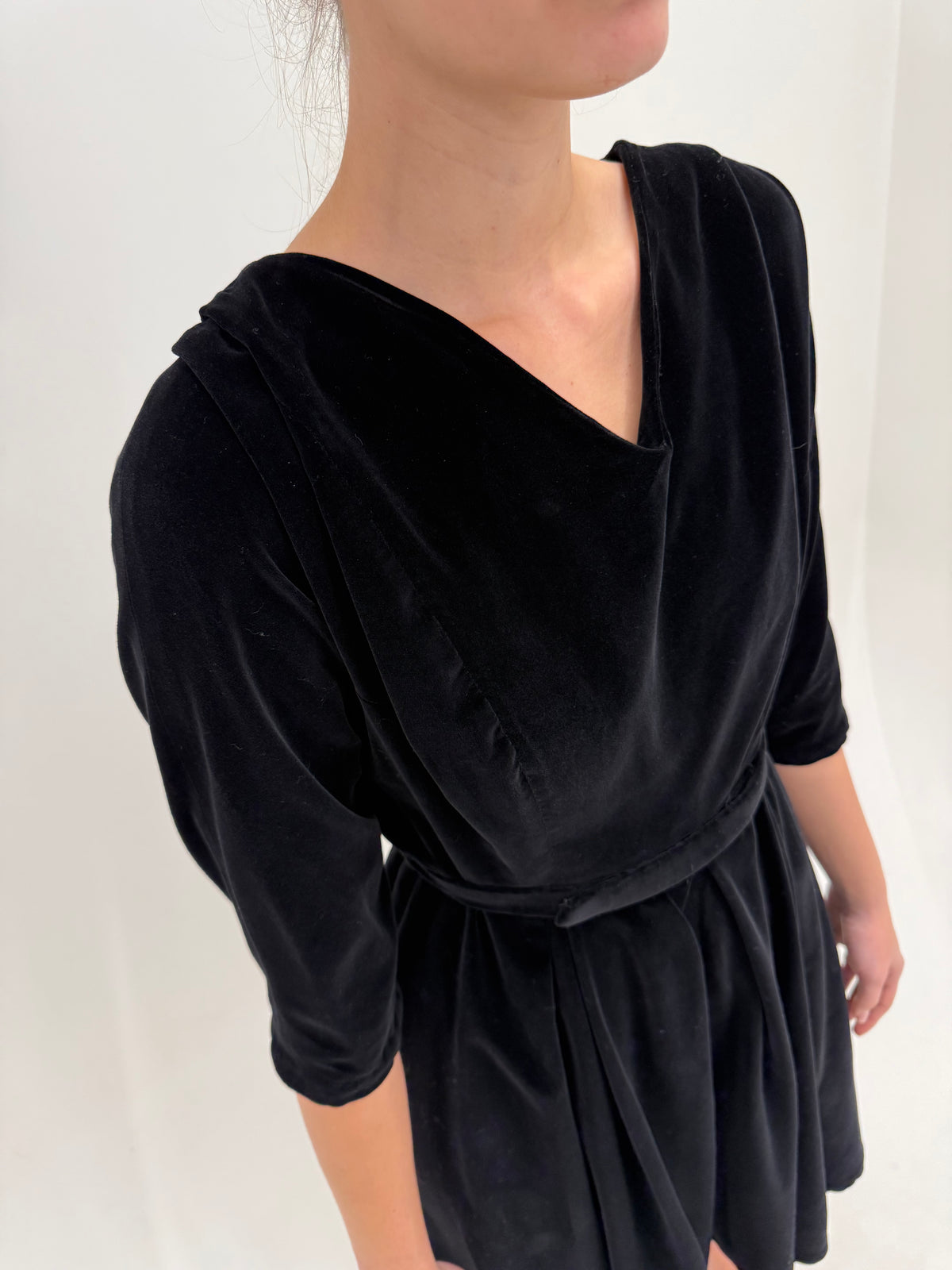 LBD old vintage anii 50 cu talie ultra marcată și fusta extrem de amplă din catifea excepțională