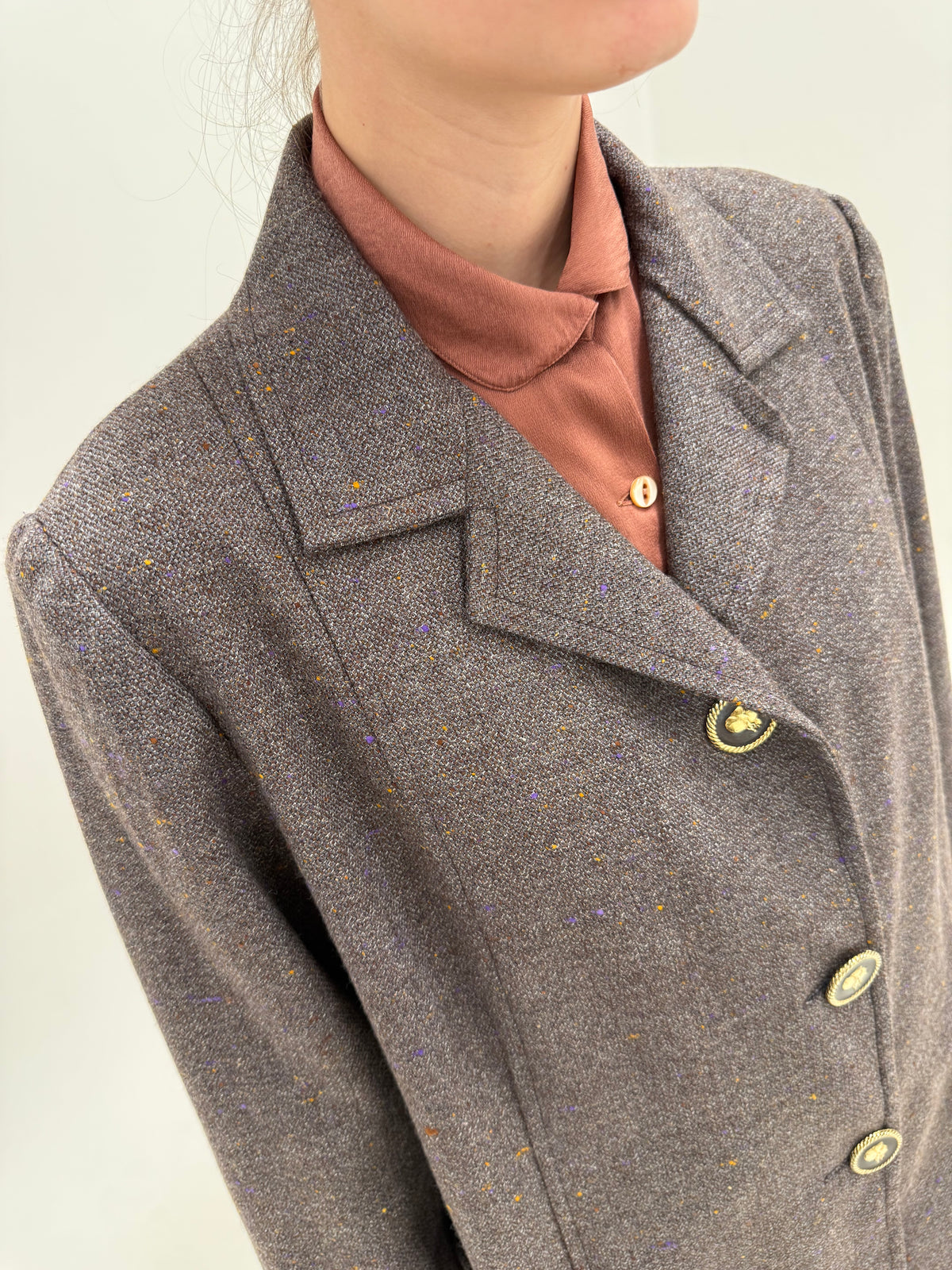 Palton italian couture din tweed Donegal taupe de lana excepțională cu inserții curcubeu