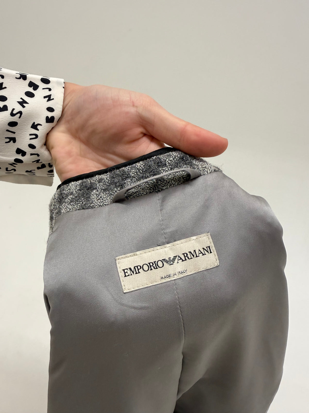 Sacou Emporio Armani petite în croi cambrat cu detalii chic din tweed pied de coq de lana groasă