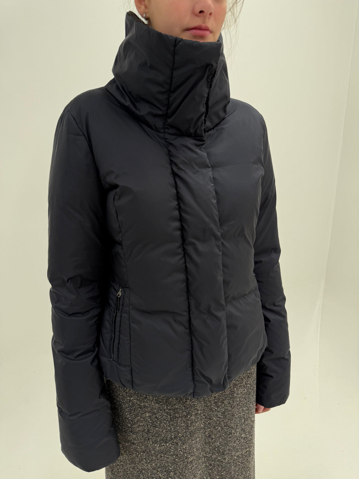 Geaca Max Mara puffer cambrata din puf de gâscă cu stand collar super în trend