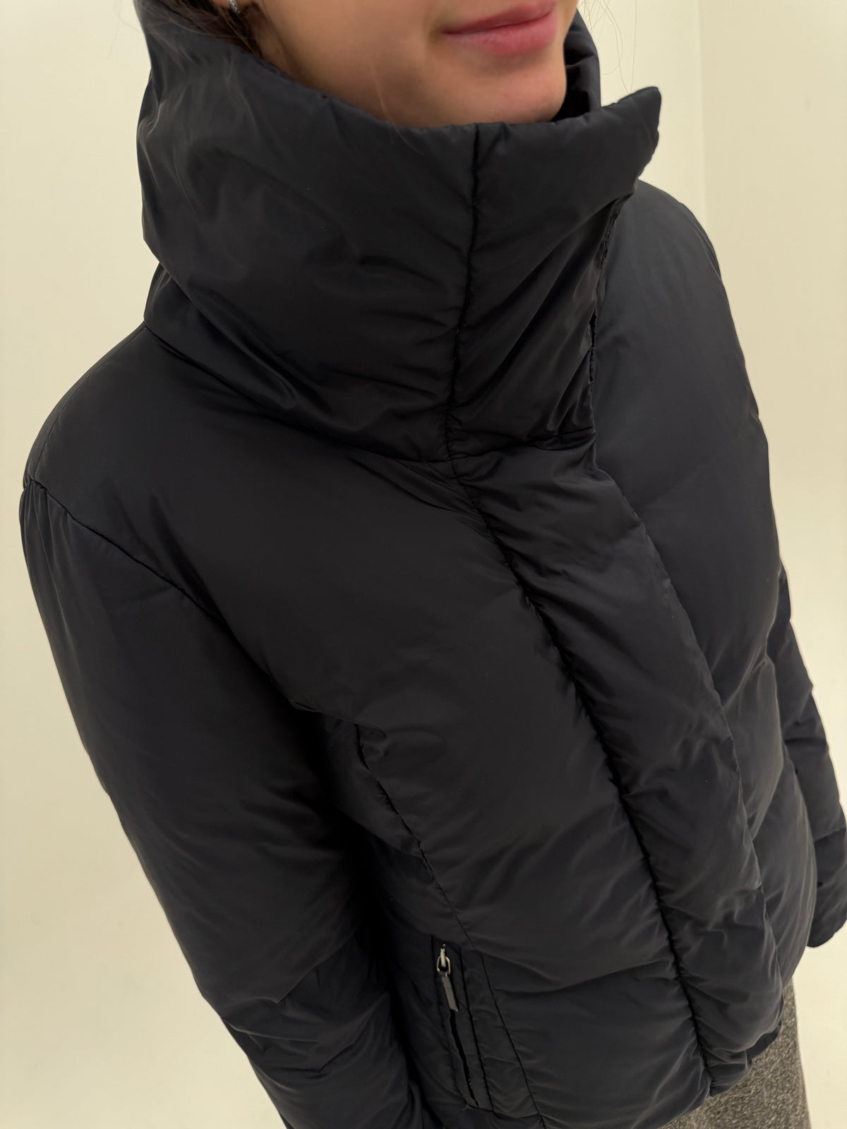Geaca Max Mara puffer cambrata din puf de gâscă cu stand collar super în trend