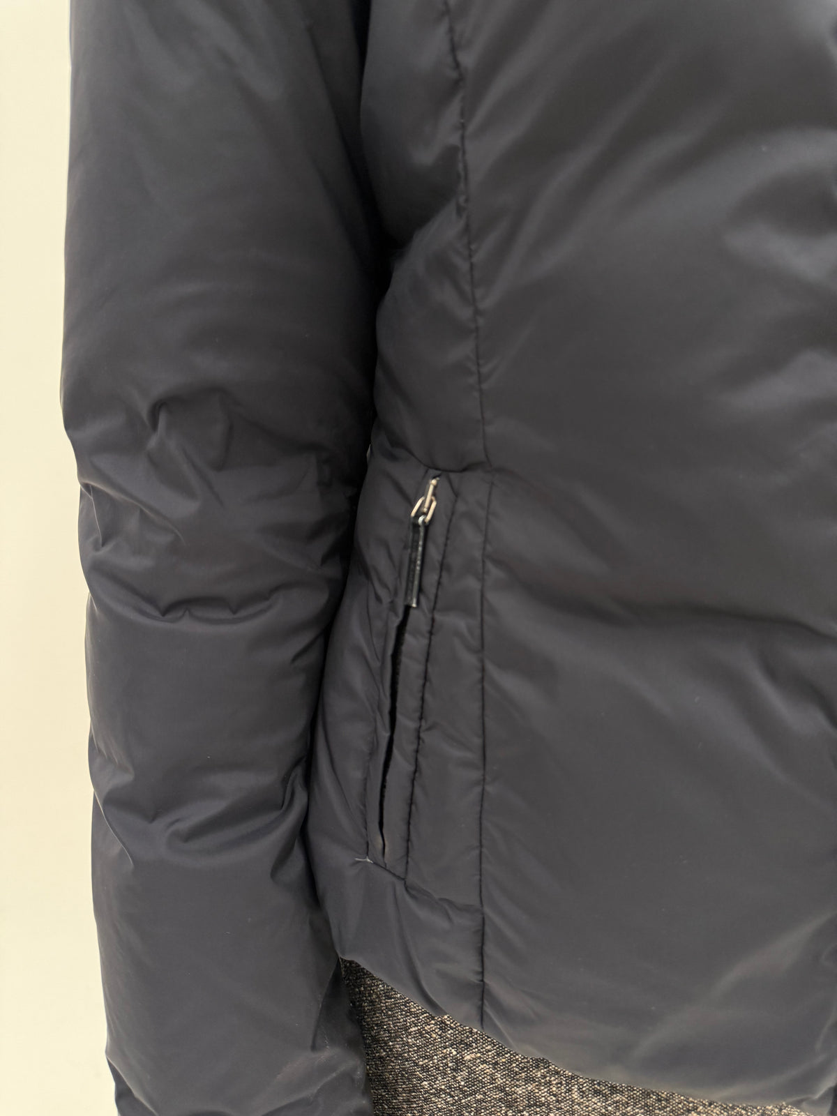 Geaca Max Mara puffer cambrata din puf de gâscă cu stand collar super în trend