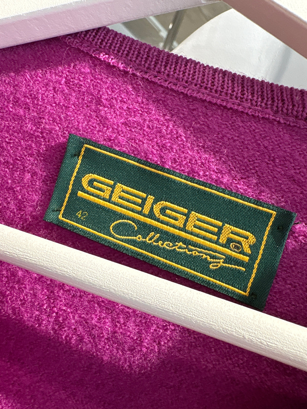 Jacheta cambrata din boiled wool fucsia in croi feminin cu broderie și nasturi metalici