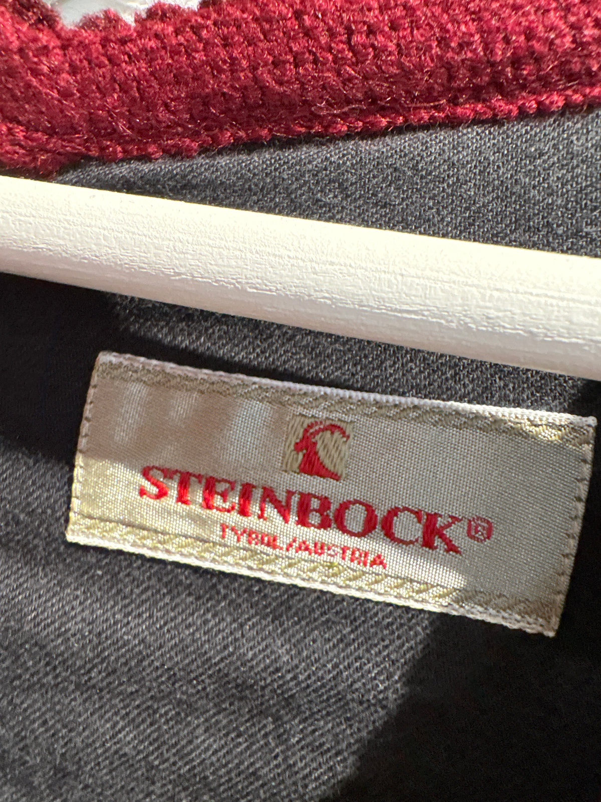 Rochie maxi din lana extrafina și corsaj din catifea burgundy