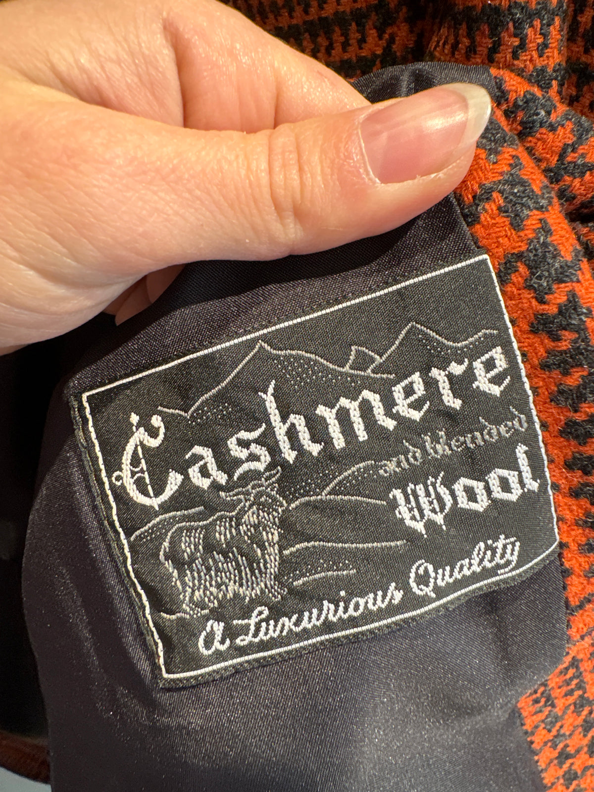 Sacou pied de coq în carouri burnt orange din tweed de lana și cașmir în croi minimalist