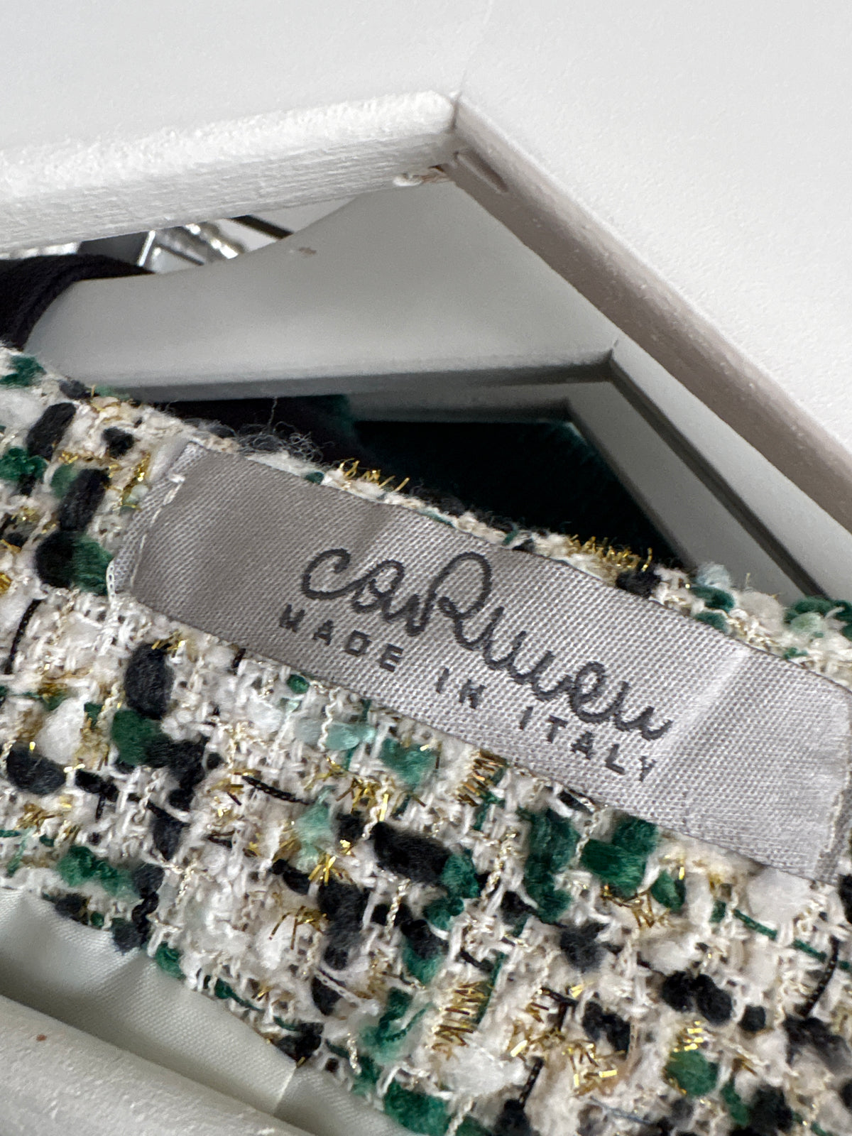 Sacou petite italian în stil Chanel din tweed superb alb cu inserții fine aurii, negre și dark green