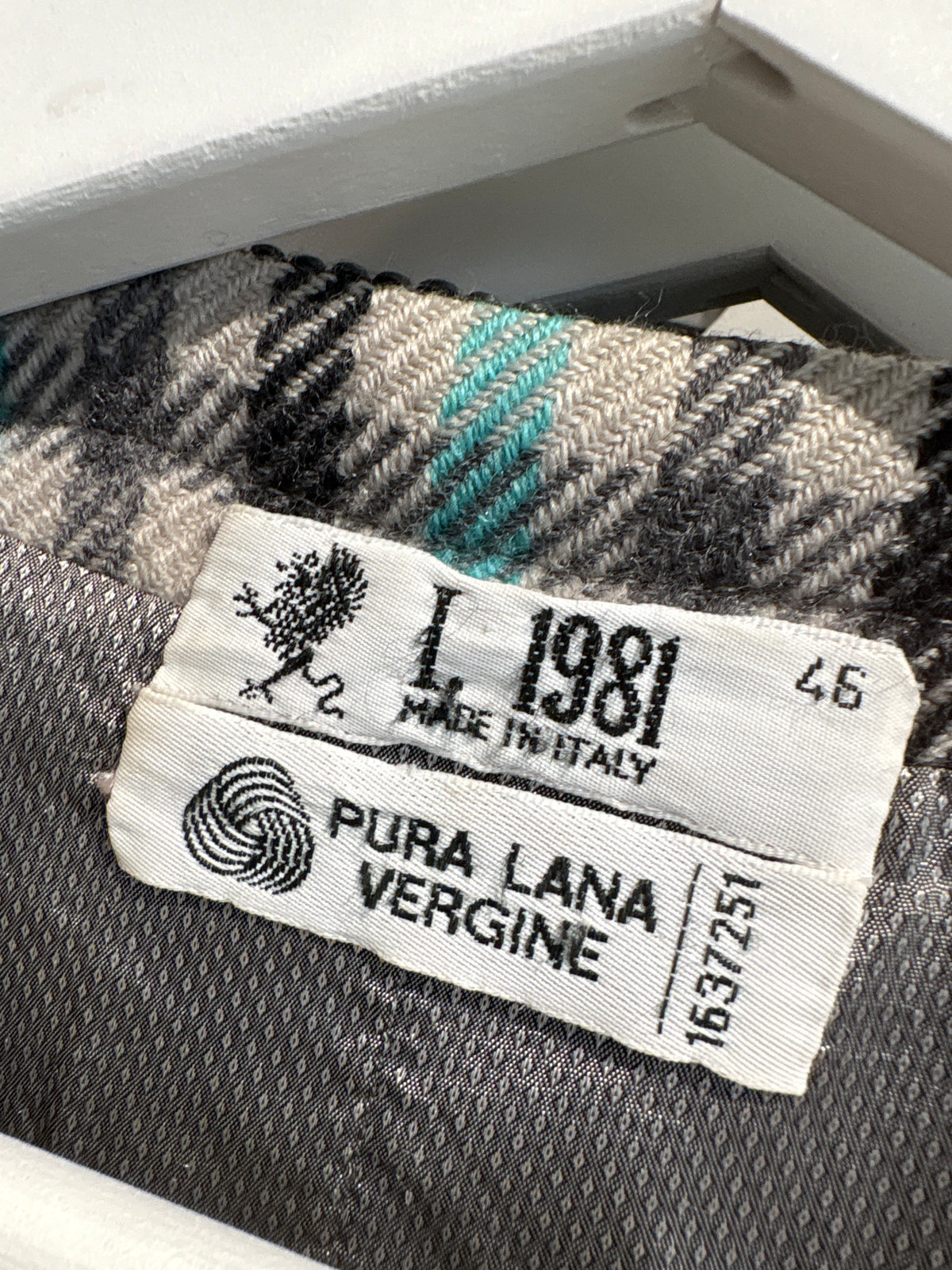 Sacou petite de brand luxury italian din tweed plin de lana extrafina în nuanțe superbe cu paspoal