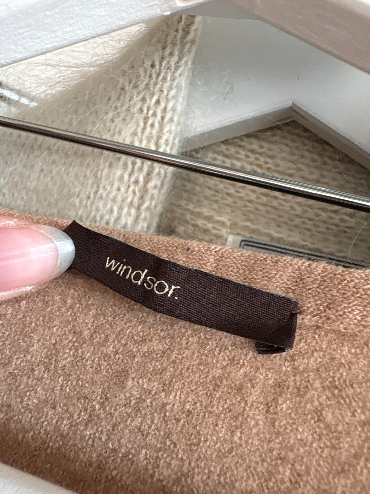 Pulover camel luxury Windsor petite din lana extrafina merino și croi lejer