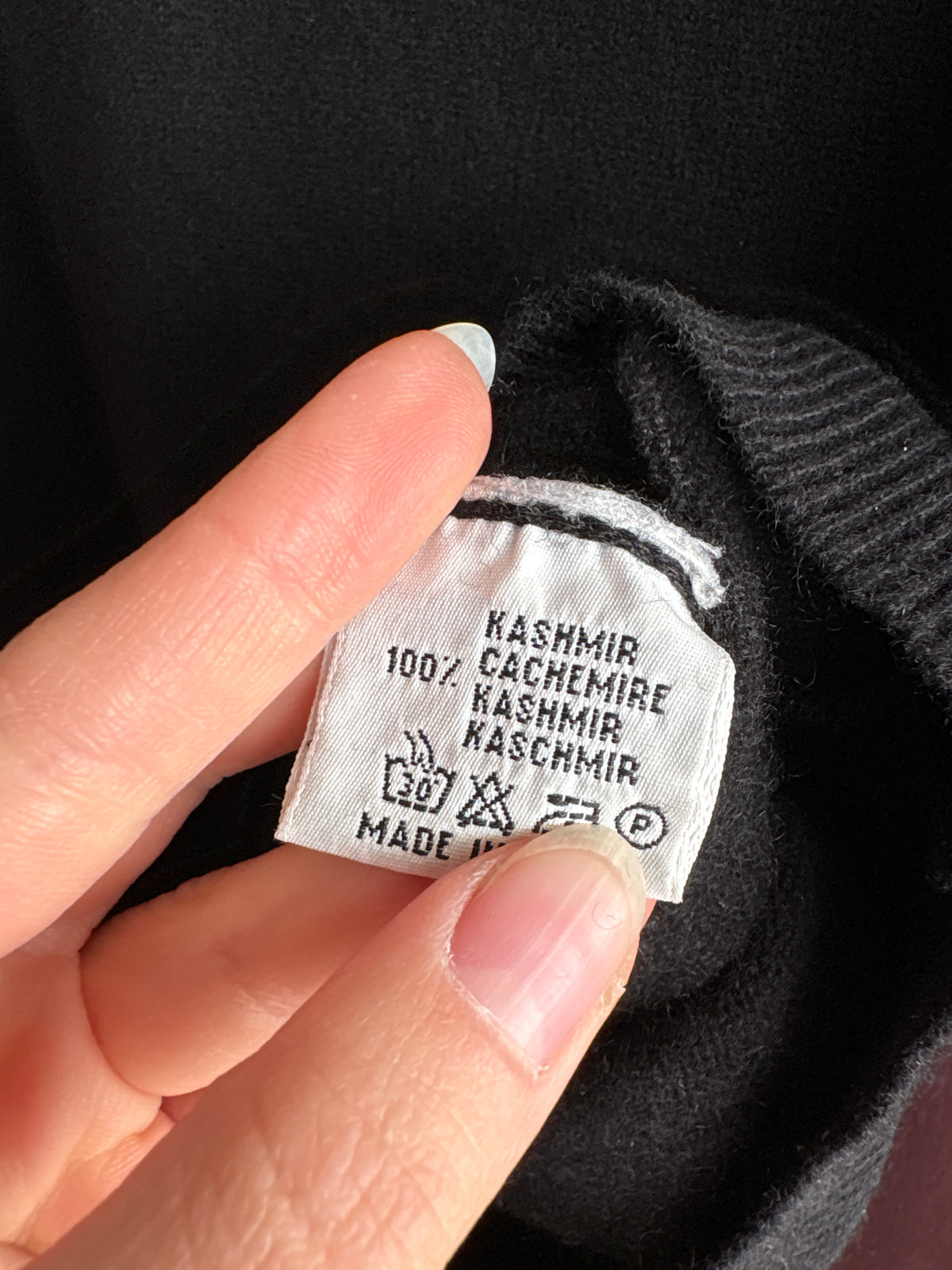 Maleta neagră din cașmir