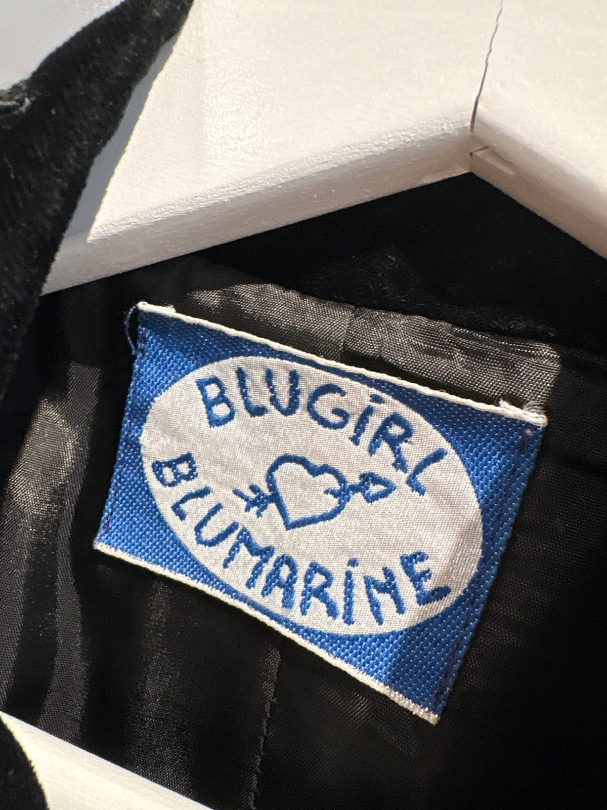 Sacou Blumarine din catifea neagră cambrat cu broderie