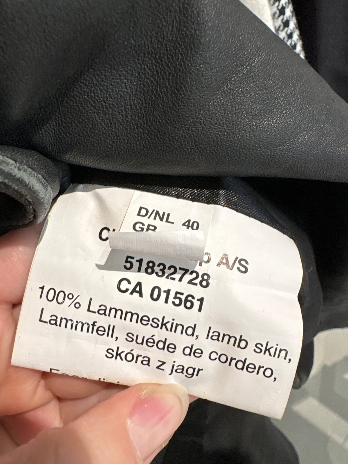 Pardesiu gri în croi actual din cea mai moale și fină piele fină în croi clasic cu detalii chic