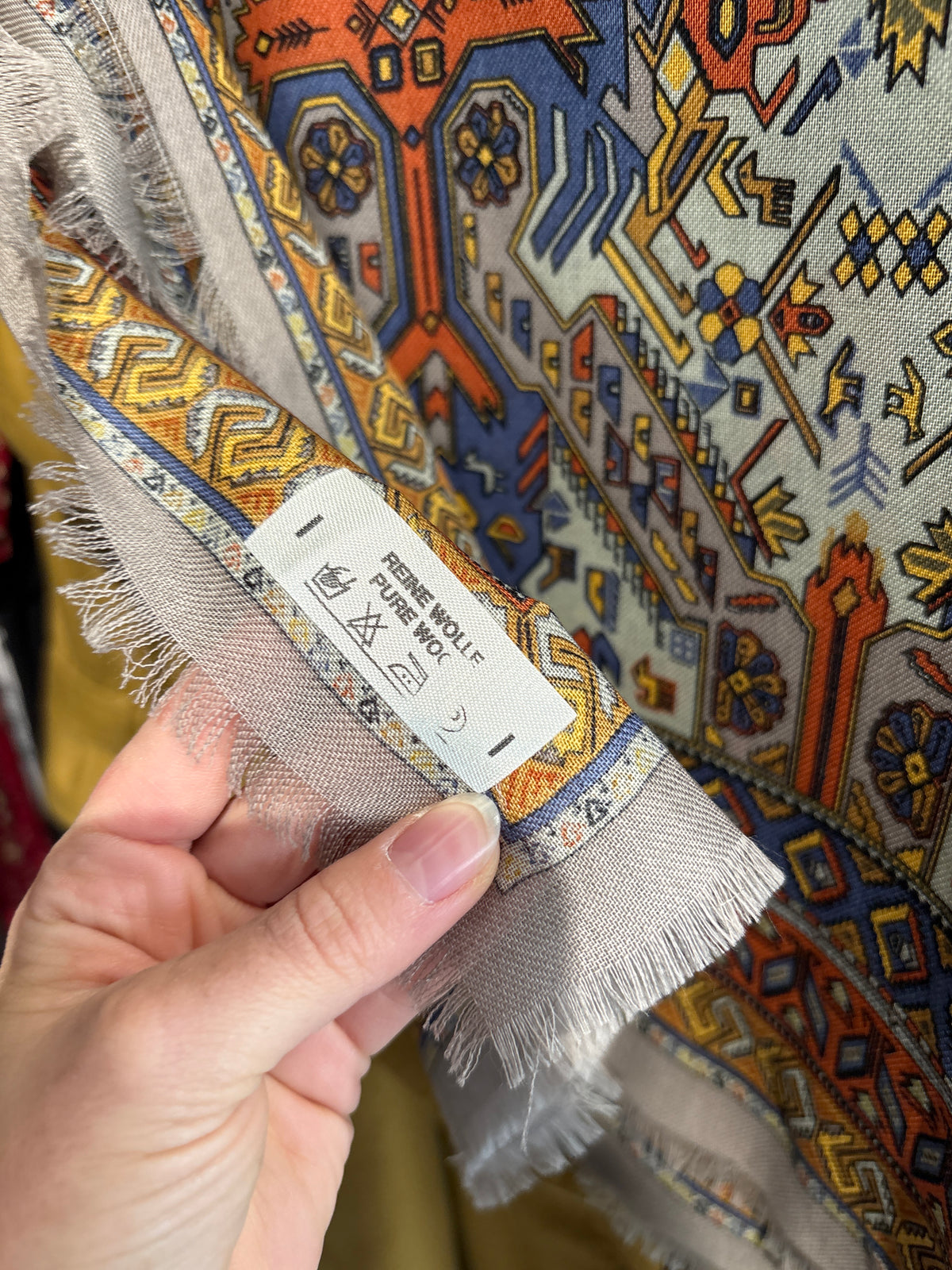 Eșarfă XL din lana extrafina cu print geometric superb în culori tari