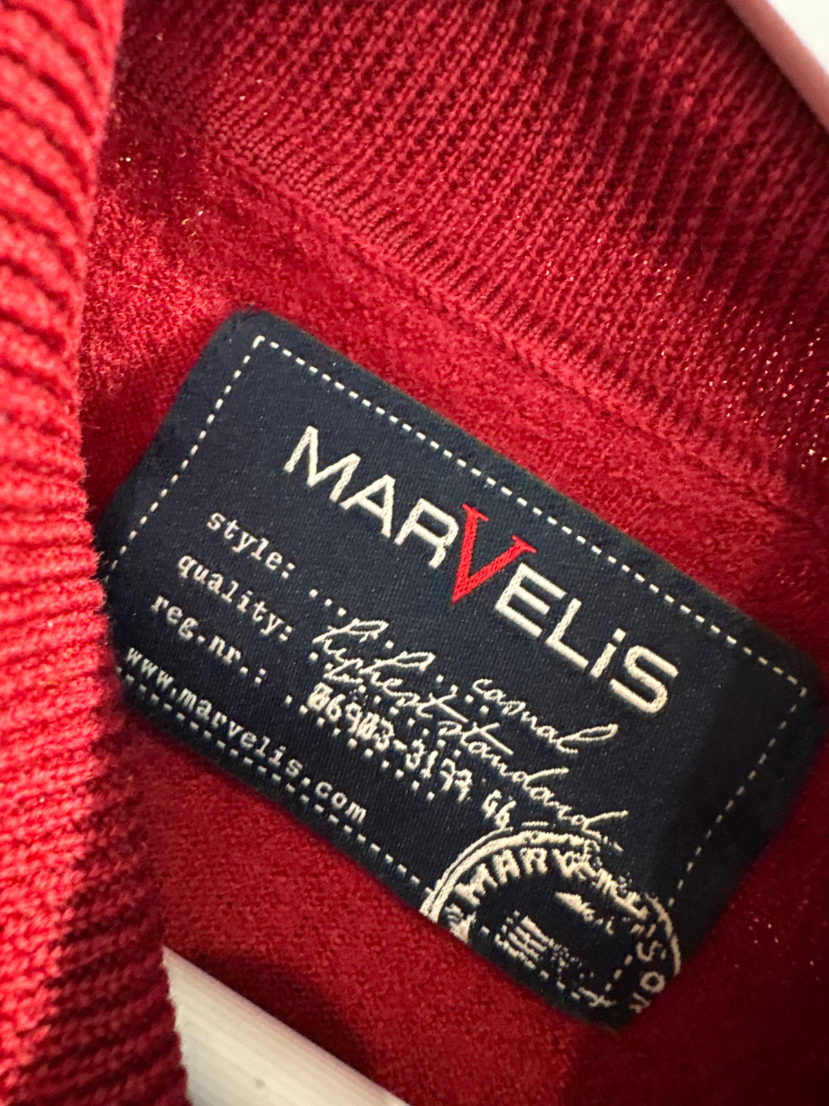 Maleta dark cherry red din lana virgină extrafina