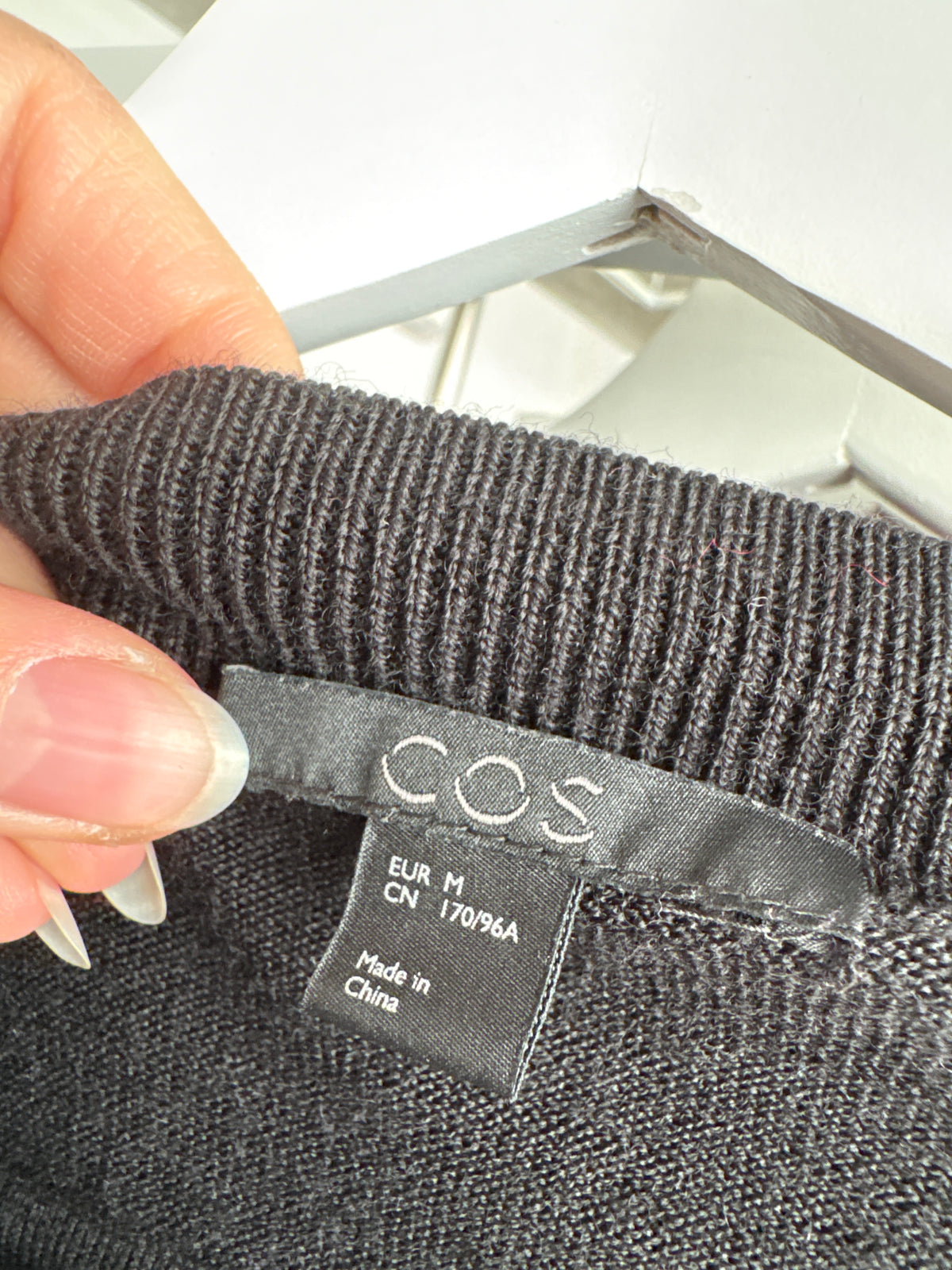 Pulover COS negru din lana extrafina densa crem neck in croi oversized