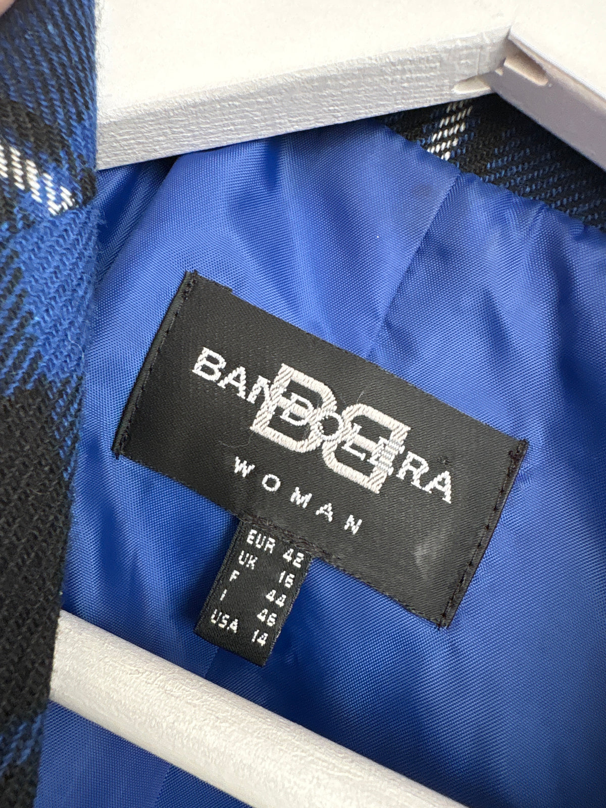 Sacou cambrat italian cu revere late din tweed de lana și închidere tip smoking