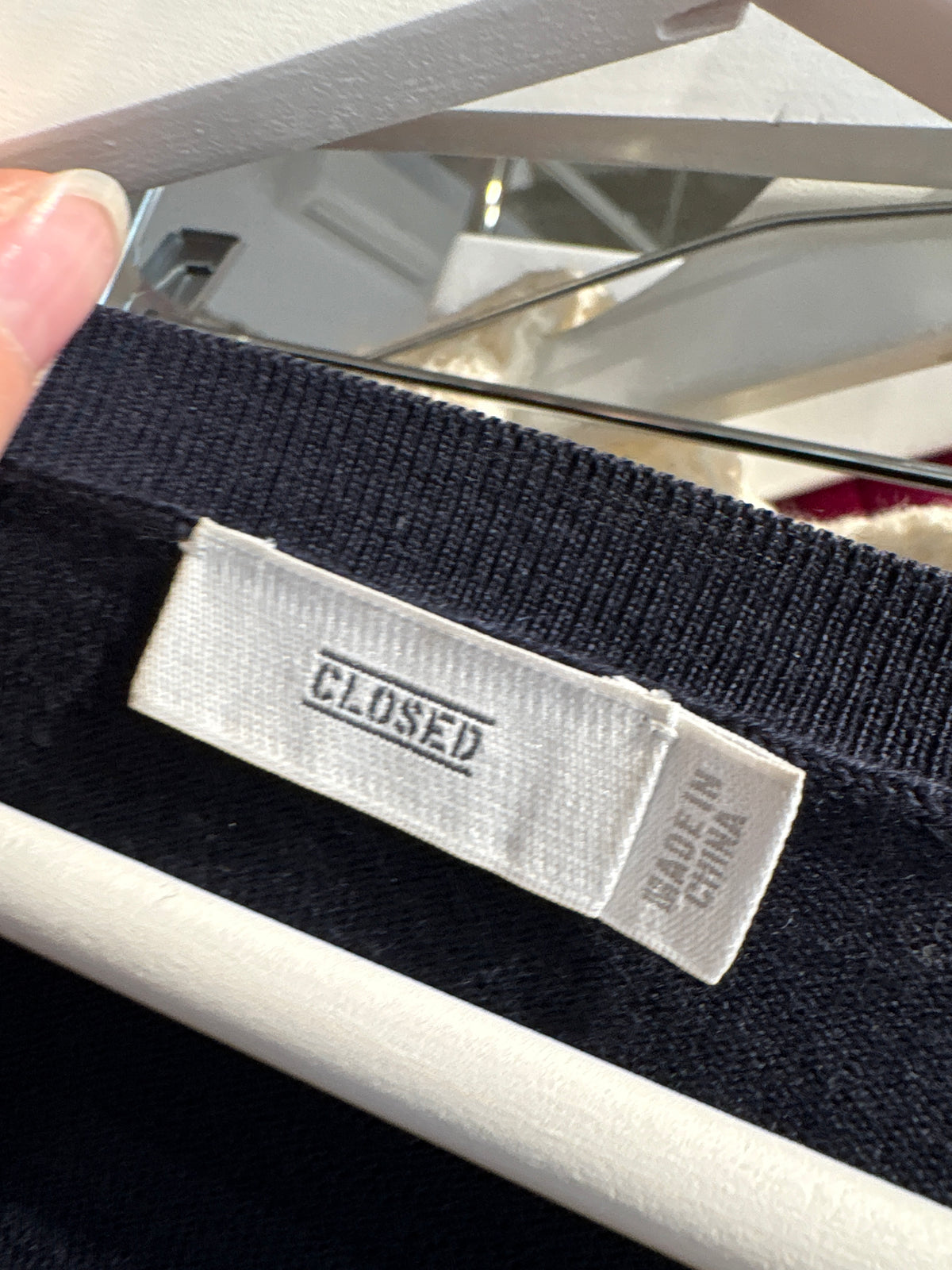 Pulover de brand luxury Closed din lana merino extrafina în croi lejer și anchior