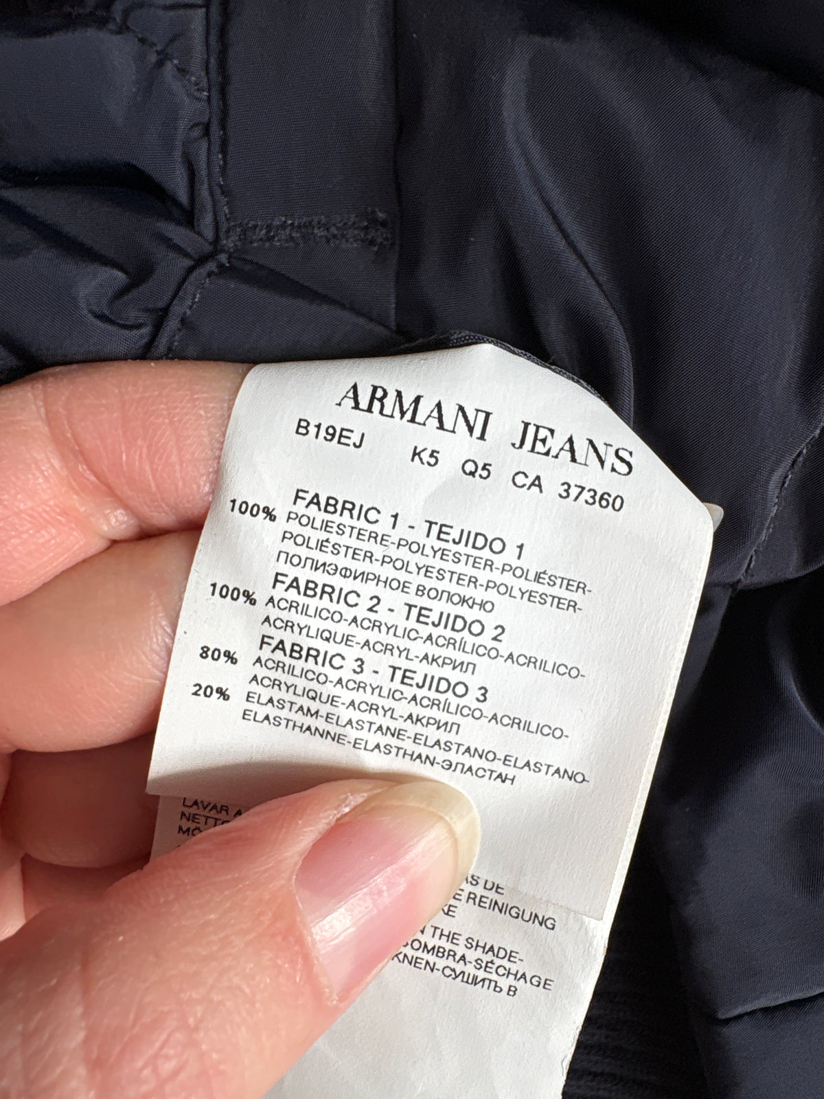 Puffer Armani (Emporio) cu talie marcată reglabilă din puf și pense de gasca