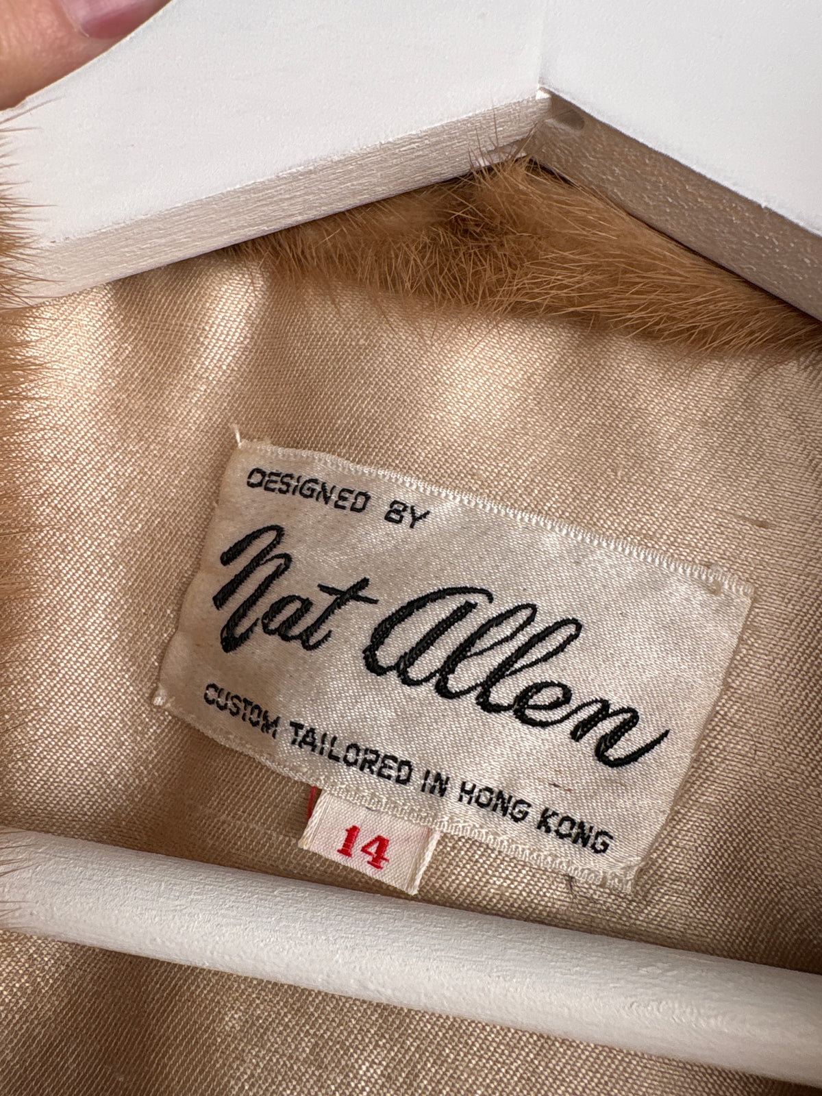 Palton old vintage Opera Coat anii 50 din mătase naturală cu guler somptuos din nurcă și interior matlasat