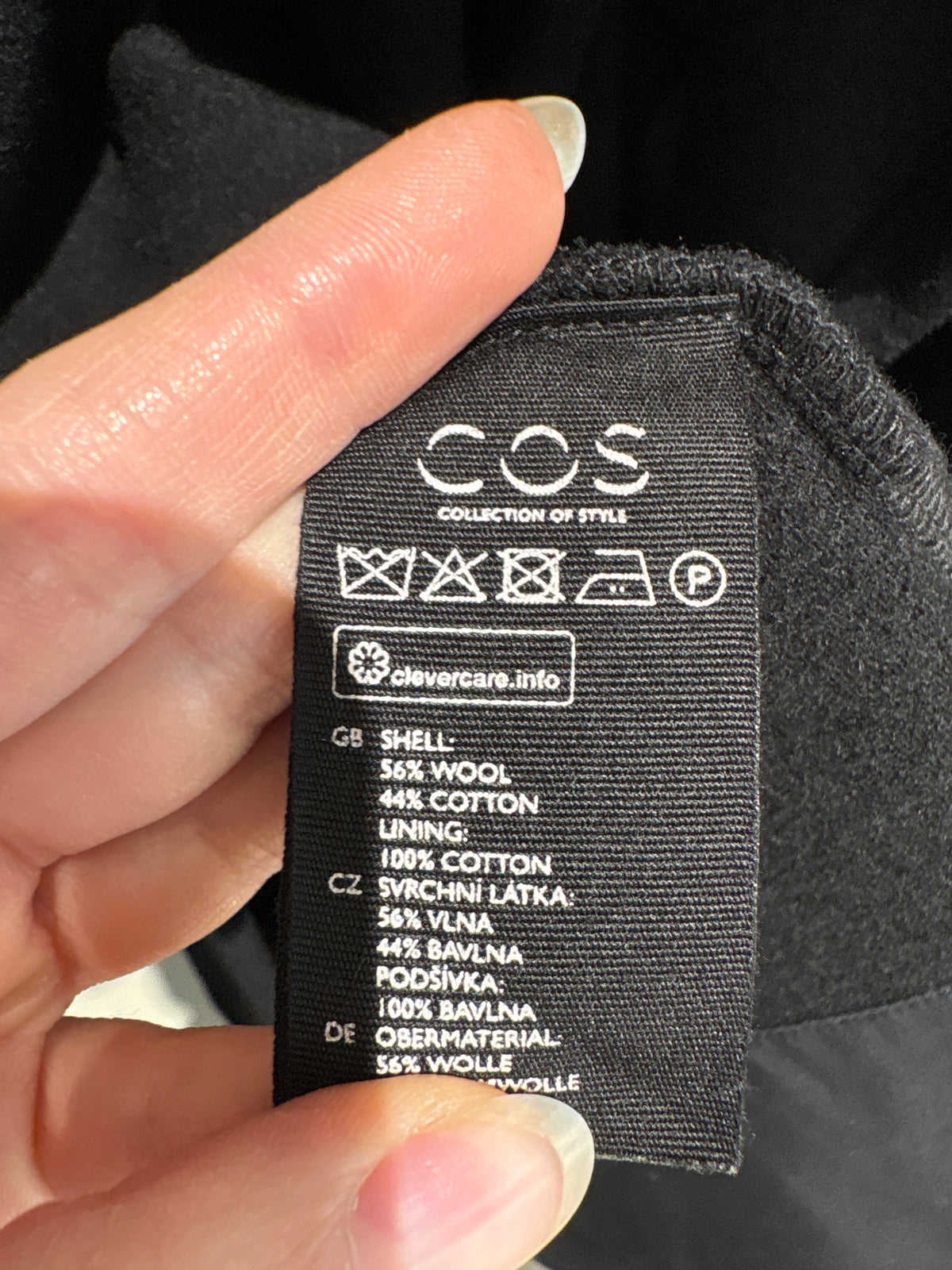 Palton COS negru din ‘boiled wool’ - lana cu bumbac în croi minimalist oversized