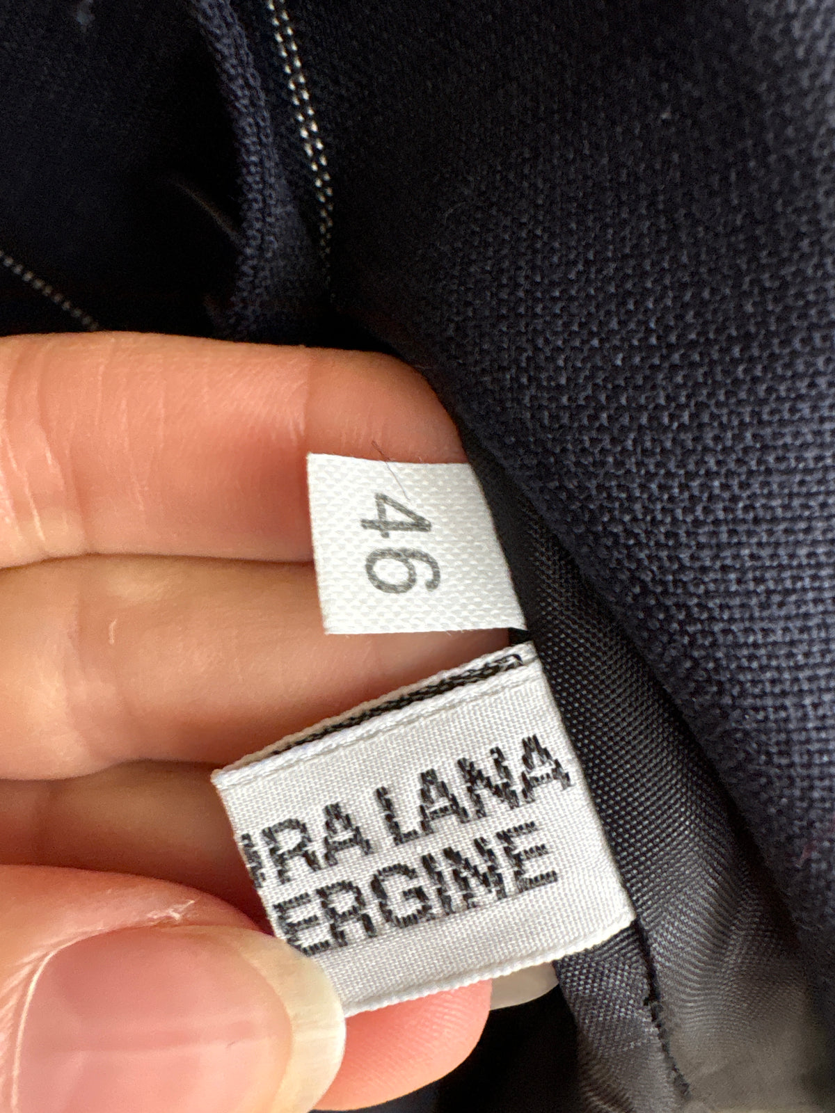 Costum italian din lana virgină extrafina cu dungi fine verticale în croi revenit în trend