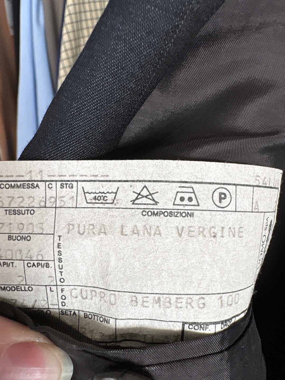 Costum Valentino Couture din stofă de lana extrafina cu dungi fine și închidere dublă cu revere late